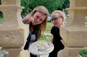 Marode Balken, fliegender Lehm und Hochzeitsvorbereitungen in historischem Ambiente. Ob Fachwerkhaus oder Schloss - engagierte Menschen leben ihren Traum, retten und sanieren alte Häuser mit viel Mut, Zeit und Selbstvertrauen. Vom Gutshaus in der Uckermark, über ein Inspektorenhaus in Schacksdorf bis zum Barockschloss in Polen – überall wird mehr als Geld investiert. - Karolina Jeziorska und Aneta Kamińska bei der Schlossrenovierung in Bojadła.