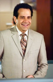 Der Anschlag auf einen erfolgreichen Wertpapierhändler und der Mord an dessen Garagenwärter erfordern, dass Monk (Tony Shalhoub) für einige Zeit als Bürogehilfe tätig wird.
