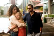 Bereit für den Neuanfang: Filipa (Anja Knauer) kann sich ein Familienleben mit Daniel (Tobias Licht) und seiner Tochter Isabelle (Sarah Warth) vorstellen.
