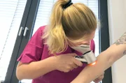 Dr. Susanne Greve, Fachärztin für Dermatologie, Venerologie und Phlebologie. Ihr Hauptaugenmerk liegt auf der Früherkennung von Hautkrebs.