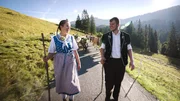 Älpler Fabienne Klarer und Jonas Walser beim Alpabzug Älpler Fabienne Klarer und Jonas Walser beim Alpabzug