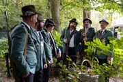 Familie Rembetis begleitet die Dorfschützen zur Treibjagd auf die weiße Rotgans. Von links: Dorfschütze (Uwe Freyer), Dorfschütze (?ahin Ery?lmaz), Dorfschütze (Simon Steinhorst), Paris (Jasin Challah), Hektor (Samy Challah) und Marcos (Pavlos Kourtidis)
