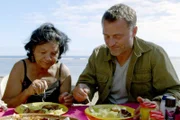 Heilerin Judith und Bernard beim gemeinsamen Essen mit der Familie am Strand von Les Trois-Bassins