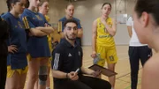 Trainer Fran schwört sein Team auf eine neue Spieltaktik ein.