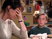 Lois (Jane Kaczmarek) will gar nicht wahrhaben, was Malcolm (Frankie Muniz) ihr gerade erzählt hat.