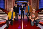 Moderator Kai Pflaume und seine Rateteam-Kapitäne Bernhard Hoëcker und Elton begrüßen in dieser Sendung den Schauspieler Erol Sander und den Schauspieler Walter Sittler.