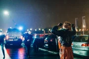 Alexia (Claire Romain) wird von Polizisten verfolgt, kann letztlich aber doch entkommen.