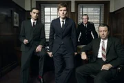 Inspektor Morse und seine Kollegen von der Oxford Police: von links nach rechts: Peter Jakes (Jack Laskey), Endeavour Morse (Shaun Evans), Chief Superintendent Bright (Anton Lesser) und DI Fred Thursday (Roger Allam).