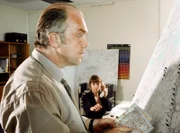 Die Übergabe des Lösegeldes für Erwin Joest soll aus einem fahrenden Zug erfolgen. Flemming (Martin Lüttge) markiert die Strecke. Im Hintergrund seine Mitarbeiterin Miriam Koch (Roswitha Schreiner).