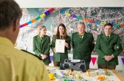 Das Team gratuliert Hubert zum Dienstjubiläum. V.l.n.r. Hubert (Christian Tramitz, von hi.), Christina Bayer (Mitsou Jung), Sabine Kaiser (Katharina Müller-Elmau), Girwidz (Michael Brandner), Martin Riedl (Paul Sedlmeir)