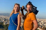 Athen gehört zu den günstigsten Städtereisen in Europa. Also genau das richtige Ziel für Reise-Duo Tamina Kallert und Kameramann Uwe Irnsinger in einer neuen Folge „2 für 300“. Mit 300 Euro in der Tasche inklusive Übernachtung geht’s für ein Wochenende in die griechische Hauptstadt. - (v.l.n.r.) Tamina und Uwe genießen den Ausblick auf Athen am Aeropag Hügel.