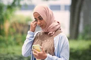 Amina (Anjana Vasan) erhält plötzlich eine Sprachnachricht – und schöpft neue Hoffnung.