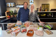 Anja Tanas (r) und Björn Freitag nehmen die verschiedenen Haltungsformen unter die Lupe.