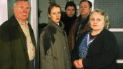 Staatsanwältin Glaser (Britta Schmeling, 2.v.li.), Wolniak (Uwe Fellensiek, Mi.) und Kehler (Wolfgang Bathke, 2.v.re.) vernehmen Paul Eppstein (Günter Kütemeyer) und Gudrun Becker (Evelyn Meyka).