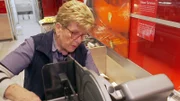 Brigitte hilft vorübergehend an der Fleischtheke aus - und hat wertvolle Tipps für die künftigen Abteilungschefin parat.