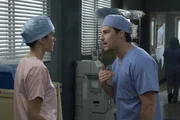 Die Beziehung zwischen DeLuca (Giacomo Gianniotti, r.) und Sam sorgt für Streitereien mit seiner Schwester Carina (Stefania Spampinato, l.) ...