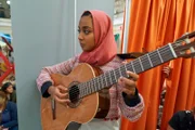 Amina (Anjana Vasan) ist das Rückgrat ihrer Musikgruppe – sie sorgt im Hintergrund für den richtigen Ton, ohne selbst im Rampenlicht zu stehen.