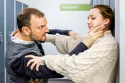 Walter Herzog (Tobias Ofenbauer) packt Maja Seibold (Resi Reiner), nachdem sie ihm mit einer Anzeige wegen Spannens bedroht.