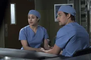 De Luca (Giacomo Gianniotti, r.) muss sich Sorgen um Sam (Jeanine Mason, l.) machen. Unterdessen behandelt Arizona das Baby von Aprils Ex-Verlobtem Matthew ...
