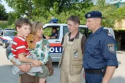 Lisa Burgstaller (Kathrin Beck) und ihr Sohn Luka (Fabian Böhm) sind erschüttert darüber, dass Jan Hruschka (Henning Peker, 2.v.re.) der Mörder ist.