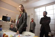 Gruppeninspektorin Penny Lanz (Lilian Klebow, M.) und Spurensicherer Franz Wohlfahrt (Helmut Bohatsch, l.) schauen sich in Majas Zimmer nach Hinweisen um.