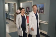 Amelia (Caterina Scorsone, l.) und Tom (Greg Germann, r.) wollen mit Hilfe von Ultraschall-Wellen einen Jungen von seinem Gehirntumor befreien. Doch ist diese Methode wirklich die beste?