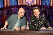 Rateteam-Kapitän Bernhard Hoëcker (l.) und der YouTuber Alexander Hazy, 'Izzi' (r.) bilden ein Rateteam.