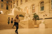 Die verkleidete Tamara (Camille Lou) macht sich auf die Suche nach dem forensischen Labor im Louvre.