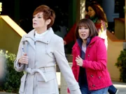 Als Frankie (Patricia Heaton, r.) erfährt, dass Brick eine Klassenfahrt nach Chicago machen wird, gerät sie in Panik. Denn Brick könnte auf der Reise leicht verloren gehen. Doch bei Connie McDonald (Carolyn Hennesy, l.), eine der Aufsichtspersonen, stoßen ihre Bedenken auf taube Ohren. Wird alles gut gehen?