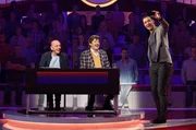 Moderator Kai Pflaume (r.) mit Rateteam-Kapitän Bernhard Hoëcker (l.) und dem Fernsehmoderator Jörg Draeger (M.).
