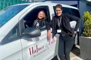 Chantal Häfner (l.) und Ute Züfle sind die Chefinnen von „Team Liebevoll“ Bestattungen in Stuttgart.