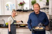 Björn Freitag (r) zeigt der pädagogischen Fachkraft Larissa Stermann in der Kinder- und Jugendhilfe, wie man gesund und günstig kocht.