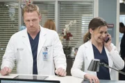 Beeinträchtigt das Privatleben von Owen (Kevin McKidd, l.) und Amelia (Caterina Scorsone, r.) auch ihr Berufsleben?