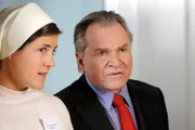 Schwester Tabea (Katharina Hackhausen) erklärt Wöller (Fritz Wepper), dass Jan das Tourrette Syndrom hat.