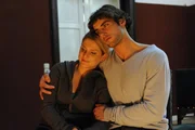 Verbringen eine Nacht auf dem vermeintlichen Spukschloss: Anna (Jeanette Biedermann, l.) und Jonas (Roy Peter Link, r.) ...