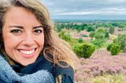 Da will ich hin! Moderatorin Simin Sadeghi auf dem Wilseder Berg in der Lüneburger Heide.