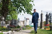 Der Besitzer von Hund Amarillo Dr. Daniel Schilling (Wayne Carpendale) kommt auf den Friedhof, um seinen Hund abzuholen.