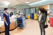(v.li.): Christina Chang (Dr. Audrey Lim), Bethany Brown (Rochelle).