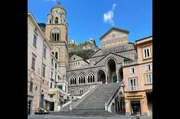 Orientalische Spuren finden sich im heutigen Amalfi noch auf Schritt und Tritt: vor allem an der prächtigen Domfassade. Orientalische Spuren finden sich im heutigen Amalfi noch auf Schritt und Tritt: vor allem an der prächtigen Domfassade.