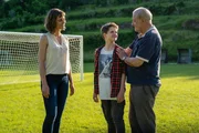 Fu&szlig;ballscoutin Anne (Sophie Pfennigstorf) den talentierten Matija (Xaver Pucci, M.) und dessen Groﬂvater Franjo (Leonard Lansink).