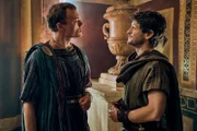 v.li.: Domitian (Jojo Macari), Tenax (Iwan Rheon)