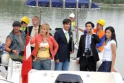 "Soko Donau", "Zündstoff." Großalarm bei der Schleuse Freudenau. Ein Lastwagen voll hochbrisantem Sprengstoff mit Zeitzünder steht am Parkplatz. Der Entschärfungsdienst mit dem alten Spezialisten Wolff trifft ein. Rund um die Schleuse wird alles evakuiert. So auch ein ungarisches Frachtschiff. Bei einem Rundgang findet Ermittler Nowak in dessen Kajüte die Leiche eines Mannes, der eben erschossen worden sein muss.Im Bild (v.li.): Michael Thomas (Strickkappe), Titus Vadon (Ungar), Lilian Klebow (Penny Lanz), Balasz Schallenberg (PR Mann).