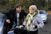 Ahnen nicht, dass Annett Mia im Kellerverlies des Schlosses eingeschlossen hat: Jonas (Roy Peter Link, l.) und Anna (Jeanette Biedermann, r.) ...