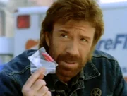 Walker (Chuck Norris) untersucht die Leiche des getöteten Russen und stößt dabei auf ein kleines Päckchen mit roten Tabletten, das er zur Untersuchung in die Gerichtsmedizin schickt.