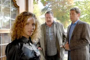 Hanna (Sara Sommerfeld) erklärt den beiden Cops Hofer (Joseph Hannesschläger, m.) und Lind (Tom Mikulla), warum sie die Braut ihres vaters für die Mörderin hält.