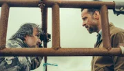 Inspector Tom Mathias (Richard Harrington, re.) vernimmt Cal Bowen (James Tomas), bei dem die Tochter des Ermordeten seit Jahren lebt.