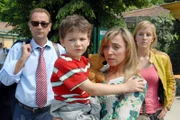 Oberst Dirnberger (Dietrich Siegl) und Penny Lanz (Lilian Klebow, re.) bringen Lisa Burgstaller (Kathrin Beck) und ihren Sohn Luka (Fabian Böhm) in Sicherheit.