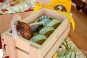 Sechs Landfrauen, ein Oldtimerbus und ein Kochwettbewerb mit jeweils einem Drei-Gänge-Menü. Weitere Informationen unter http://www.swr.de/lecker-aufs-land. Das Gastgeschenk von Katja Antony: selbstgemachte Wurstspezialitäten.