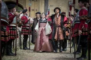 Das zukünftige Königspaar, Anne Boleyn (Claire Foy) und Henry VIII. (Damian Lewis), präsentiert sich dem Hof. Nun liegt es an Anne, einen männlichen Nachfolger zu gebären.