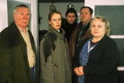Staatsanwältin Glaser (Britta Schmeling, 2.v.l.), Wolniak (Uwe Fellensiek, M.) und Kehler (Wolfgang Bathke, 2.v.r.) vernehmen Paul Eppstein (Günter Kütemeyer) und Gudrun Becker (Evelyn Meyka).